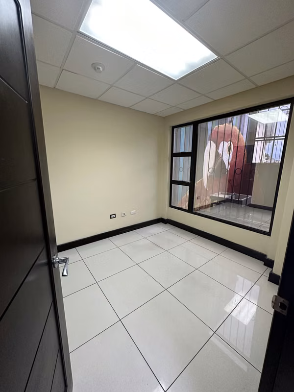 Se vende  edificio para Oficina o comercio en perfectas condiciones en San José