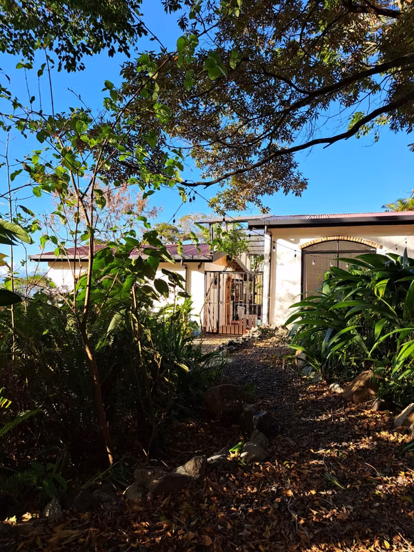 Quinta con vistas al valle y montaña, casa pequeña,arroyo,naciente