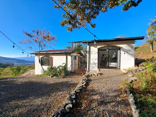 Quinta con vistas al valle y montaña, casa pequeña,arroyo,naciente