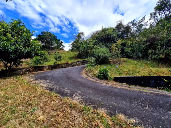 Quinta con vistas al valle y montaña, casa pequeña,arroyo,naciente