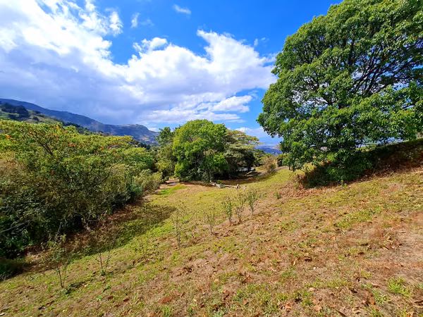 Quinta con vistas al valle y montaña, casa pequeña,arroyo,naciente