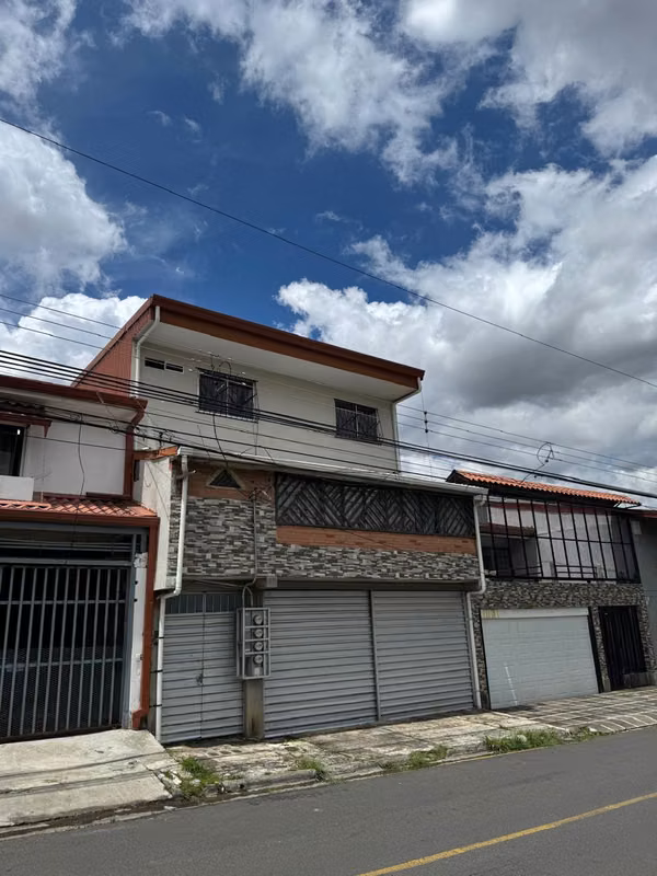 Venta de Casa + 3 Apartamentos en Cinco Esquinas de Tibás | Oportunidad de Inversión