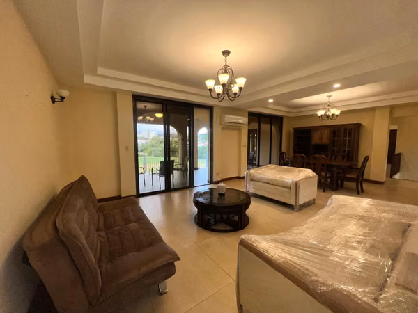 Alquiler Townhouse amueblado Cariari golf.