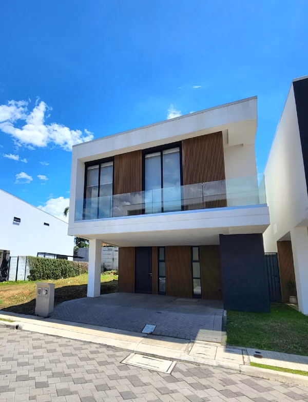Casa Moderna en Venta para Inversión – Santa Ana (Pozos)
