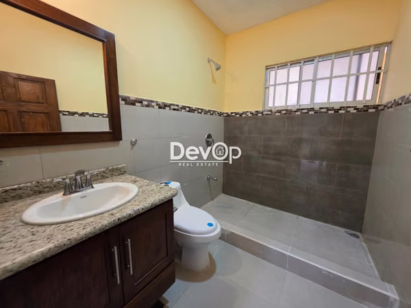 Venta de casa con patio. Santa Ana-Belén