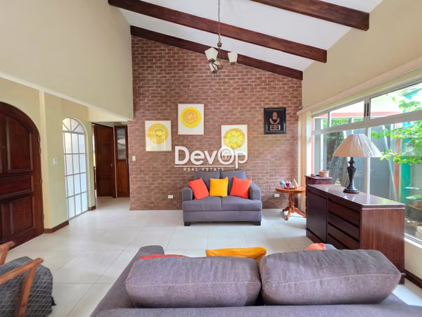 Venta de casa con patio. Santa Ana-Belén