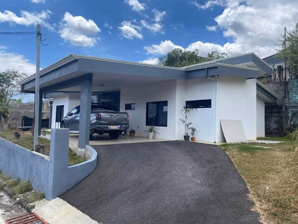 I am selling a house in San Pedro de Poas, one floor, recently built, with large green areas
