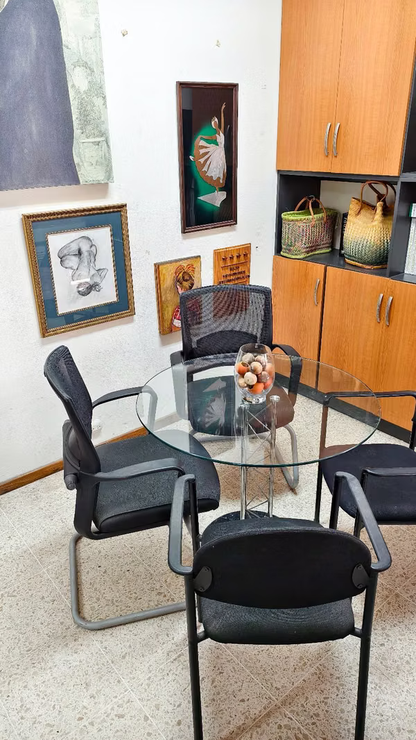 SE ALQUILA ESPACIO DE OFICINA/SERVICIOS EN LA SABANA