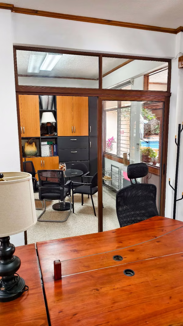 SE ALQUILA ESPACIO DE OFICINA/SERVICIOS EN LA SABANA
