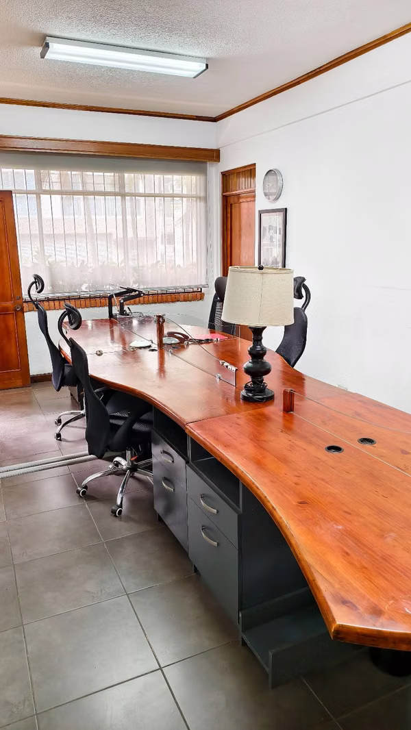 SE ALQUILA ESPACIO DE OFICINA/SERVICIOS EN LA SABANA