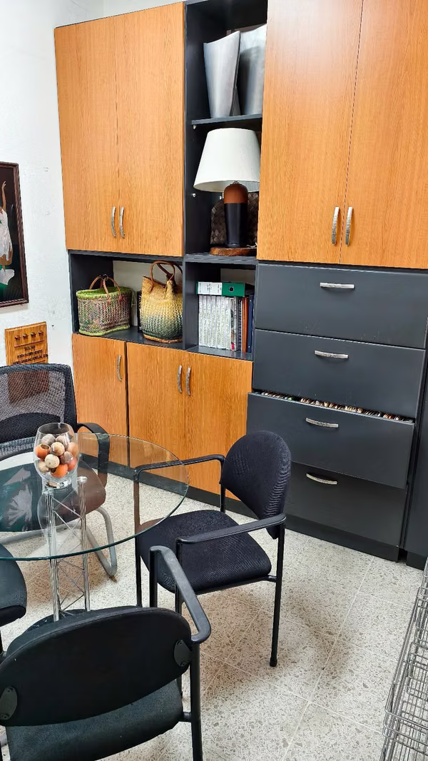 SE ALQUILA ESPACIO DE OFICINA/SERVICIOS EN LA SABANA
