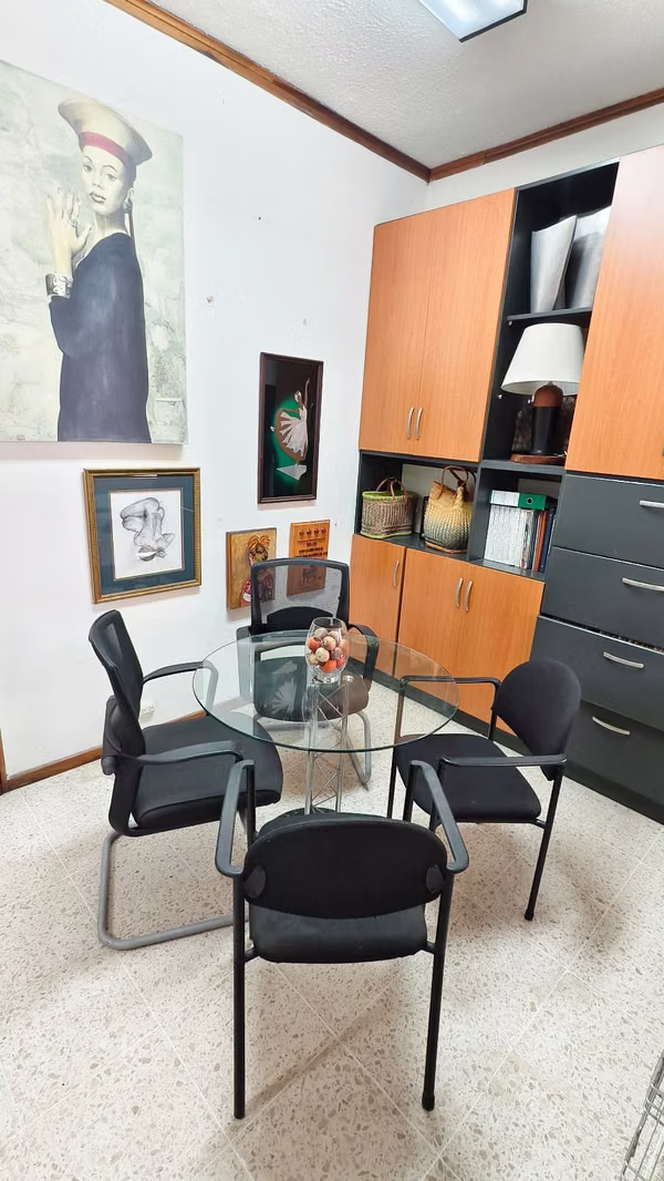 SE ALQUILA ESPACIO DE OFICINA/SERVICIOS EN LA SABANA