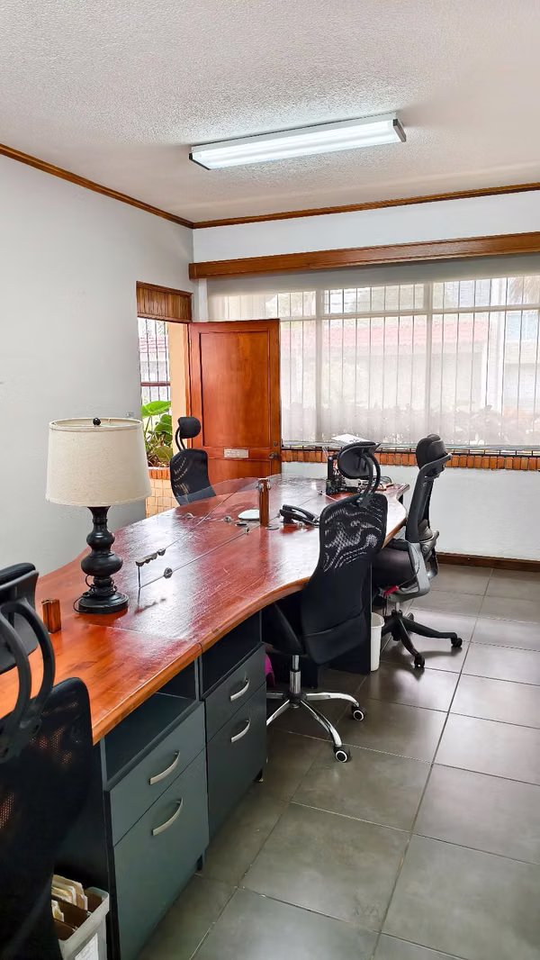 SE ALQUILA ESPACIO DE OFICINA/SERVICIOS EN LA SABANA