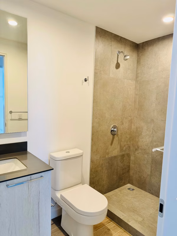 SE ALQUILA NUEVE 84 CONDOMINIO