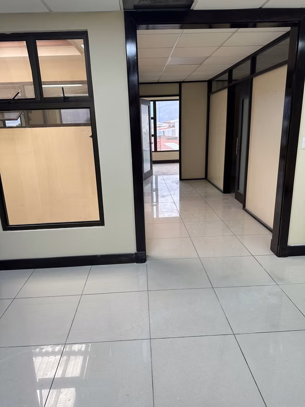 Se alquila Edificio de Oficinas  de 730mts en SanJosé, Cantón Central ( 3 pisos con ascensor )