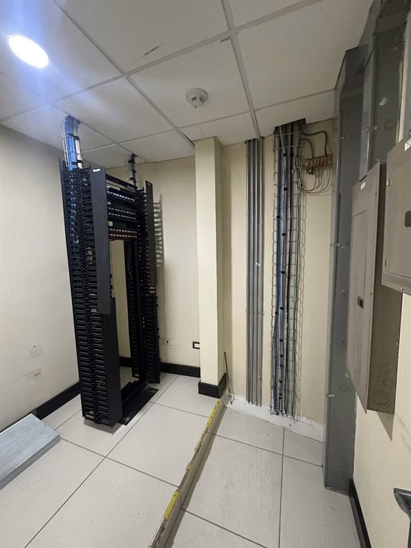 Se alquila Edificio de Oficinas  de 730mts en SanJosé, Cantón Central ( 3 pisos con ascensor )