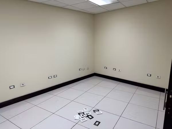 Se alquila Edificio de Oficinas  de 730mts en SanJosé, Cantón Central ( 3 pisos con ascensor )