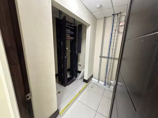 Se alquila Edificio de Oficinas  de 730mts en SanJosé, Cantón Central ( 3 pisos con ascensor )