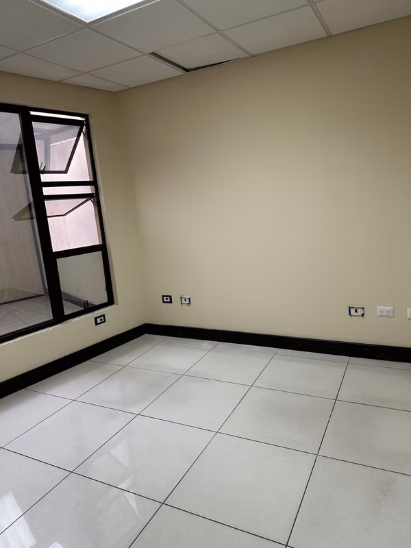 Se alquila Edificio de Oficinas  de 730mts en SanJosé, Cantón Central ( 3 pisos con ascensor )