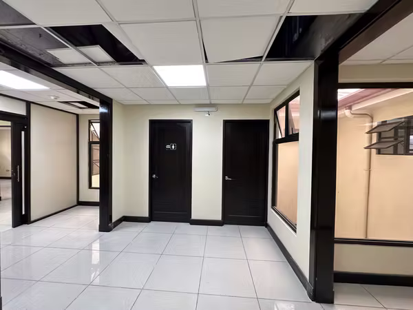 Se alquila Edificio de Oficinas  de 730mts en SanJosé, Cantón Central ( 3 pisos con ascensor )
