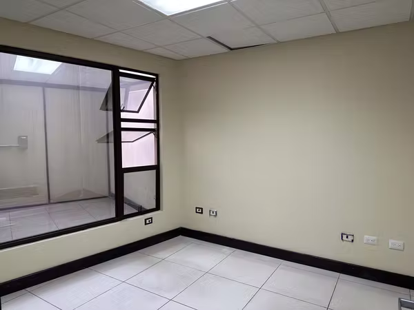 Se alquila Edificio de Oficinas  de 730mts en SanJosé, Cantón Central ( 3 pisos con ascensor )