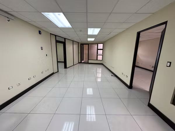 Se alquila Edificio de Oficinas  de 730mts en SanJosé, Cantón Central ( 3 pisos con ascensor )