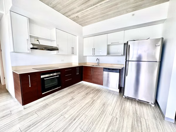 2 BEDROOM APARTMENT RENTAL IN NEIGHBORHOOD DENT WITH BANK LINE
