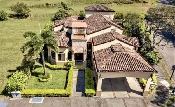Busted. Skiing, on a level and wide spaces. In condo in Brazil de Mora.