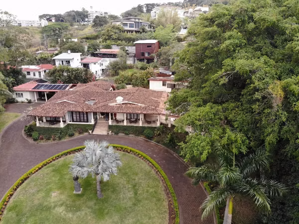 Venta, Una Propiedad Única Sobre la Ciudad – Oportunidad Excepcional en Alto de Las Palomas, Santa Ana
