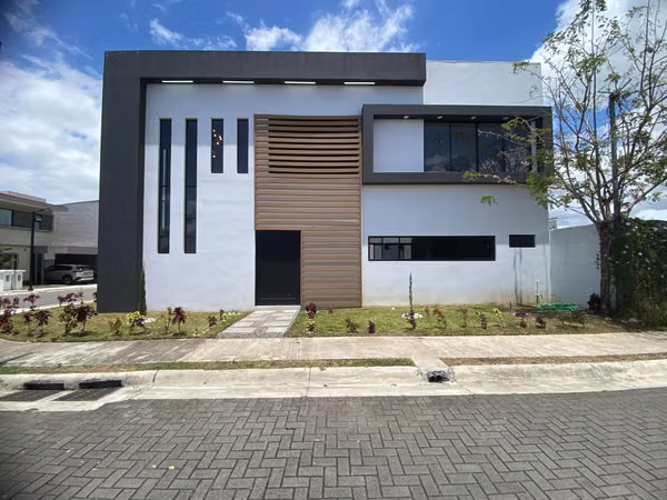 Casa Moderna en Condominio Exclusivo | Bello Horizonte, Escazú