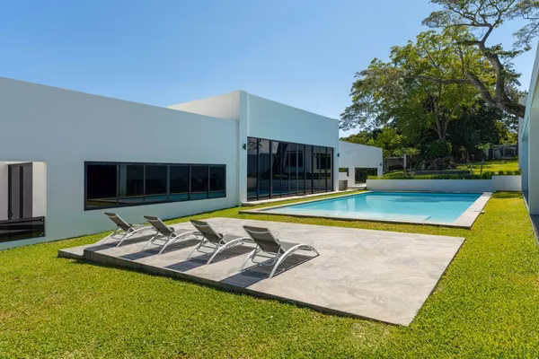 Hacienda de Lujo Exclusiva con Piscina, Cine Privado y Caballerizas en Más de 10.000 m²