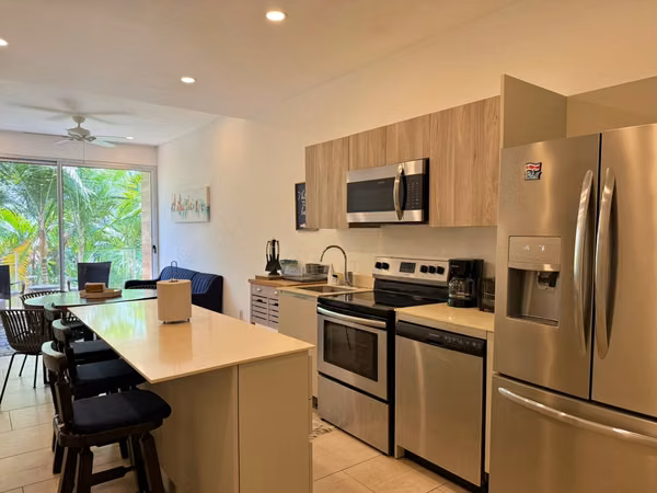 Venta condo amueblado a 50m de la playa, Sunset Boulevard, Jacó. (MV)