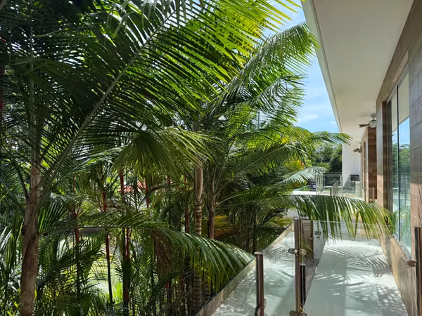Venta condo amueblado a 50m de la playa, Sunset Boulevard, Jacó. (MV)