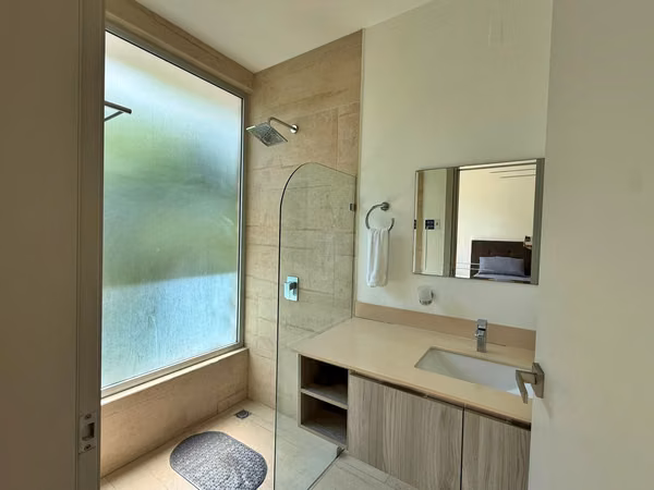 Venta condo amueblado a 50m de la playa, Sunset Boulevard, Jacó. (MV)