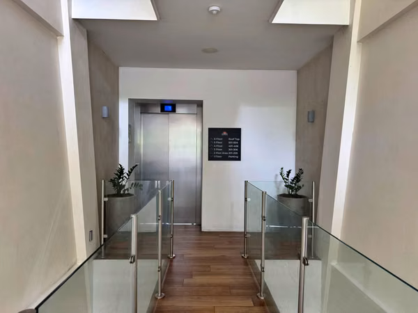 Venta condo amueblado a 50m de la playa, Sunset Boulevard, Jacó. (MV)