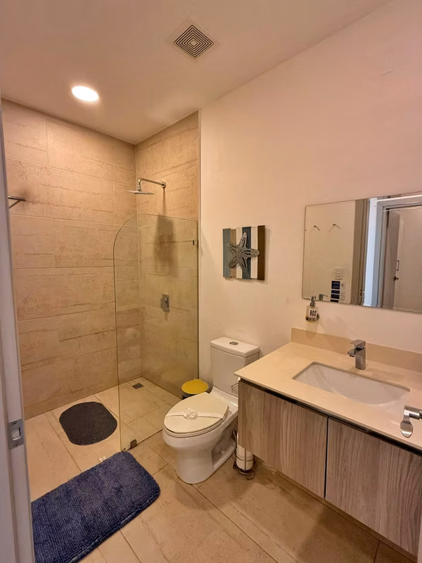 Venta condo amueblado a 50m de la playa, Sunset Boulevard, Jacó. (MV)