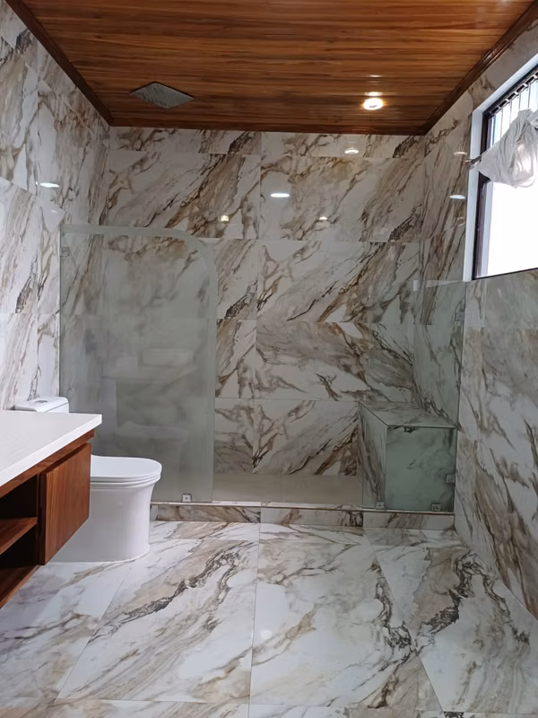 Se vende amplia &amp; elegante casa