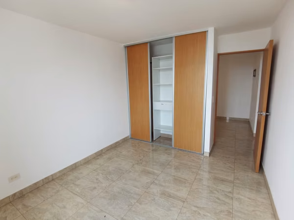 Barrio Don Bosco, hermoso-fino-amplio 115 m2, 3 hab, 2 baños, sala-TV, bodega, amenidades.