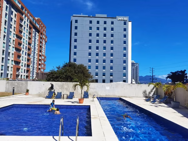 Barrio Don Bosco, hermoso-fino-amplio 115 m2, 3 hab, 2 baños, sala-TV, bodega, amenidades.