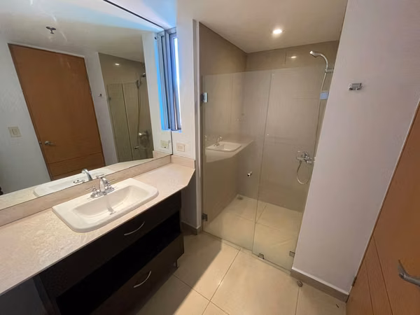 Barrio Don Bosco, hermoso-fino-amplio 115 m2, 3 hab, 2 baños, sala-TV, bodega, amenidades.