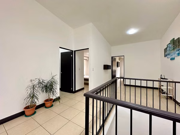 Santa Ana Hills, muy linda-amplia-fina, 3 hab, 2.5 baños, s-TV, full A/C, patio, coch-4, ubicacion.