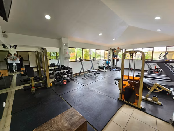 Santa Ana Hills, muy linda-amplia-fina, 3 hab, 2.5 baños, s-TV, full A/C, patio, coch-4, ubicacion.