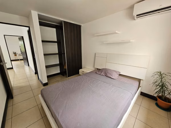 Santa Ana Hills, muy linda-amplia-fina, 3 hab, 2.5 baños, s-TV, full A/C, patio, coch-4, ubicacion.