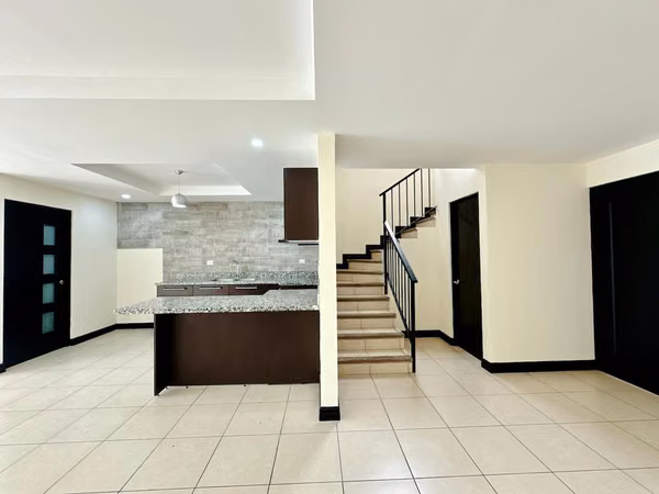 Santa Ana Hills, muy linda-amplia-fina, 3 hab, 2.5 baños, s-TV, full A/C, patio, coch-4, ubicacion.