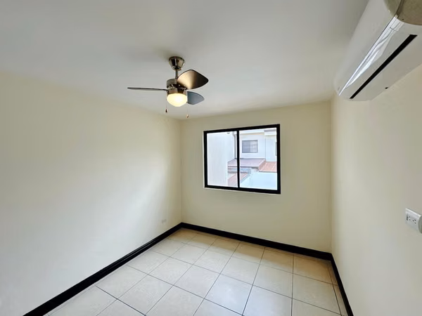 Santa Ana Hills, muy linda-amplia-fina, 3 hab, 2.5 baños, s-TV, full A/C, patio, coch-4, ubicacion.