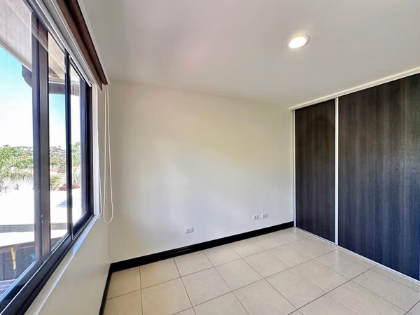 Santa Ana Hills, muy linda-amplia-fina, 3 hab, 2.5 baños, s-TV, full A/C, patio, coch-4, ubicacion.