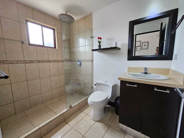 Santa Ana Hills, muy linda-amplia-fina, 3 hab, 2.5 baños, s-TV, full A/C, patio, coch-4, ubicacion.
