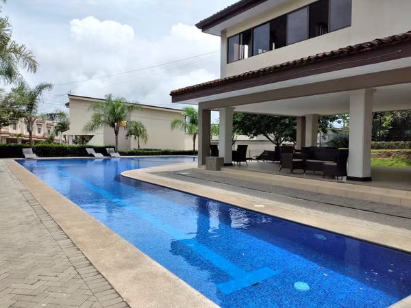 Santa Ana Hills, muy linda-amplia-fina, 3 hab, 2.5 baños, s-TV, full A/C, patio, coch-4, ubicacion.