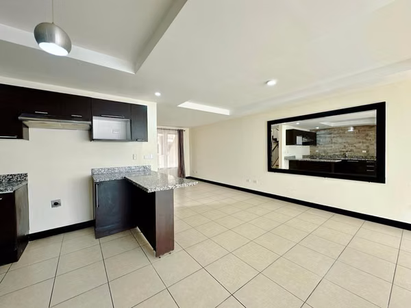 Santa Ana Hills, muy linda-amplia-fina, 3 hab, 2.5 baños, s-TV, full A/C, patio, coch-4, ubicacion.