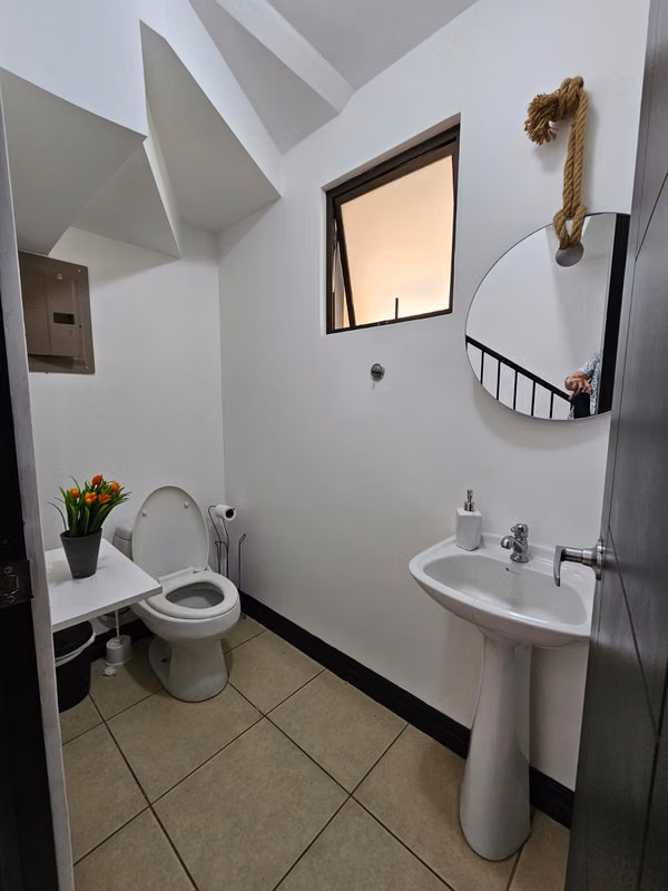 Santa Ana Hills, muy linda-amplia-fina, 3 hab, 2.5 baños, s-TV, full A/C, patio, coch-4, ubicacion.